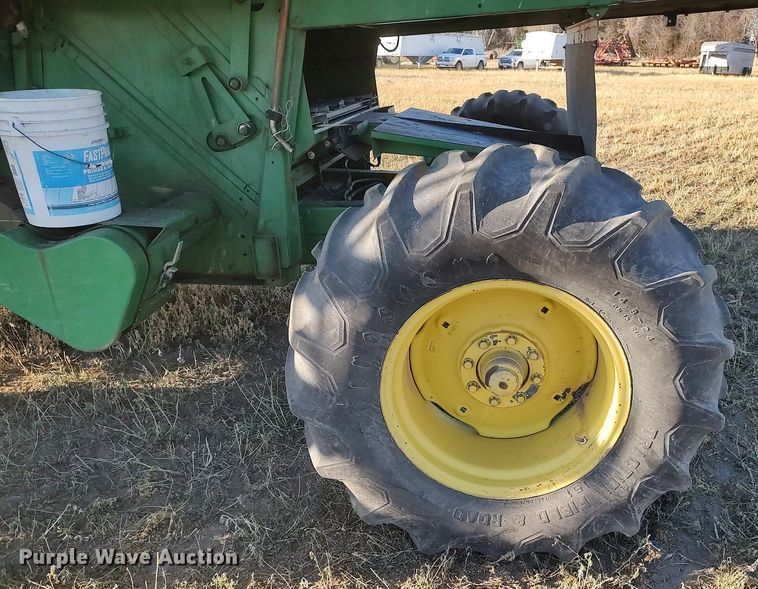 image for item DO3687 1990 John Deere 9400  combine