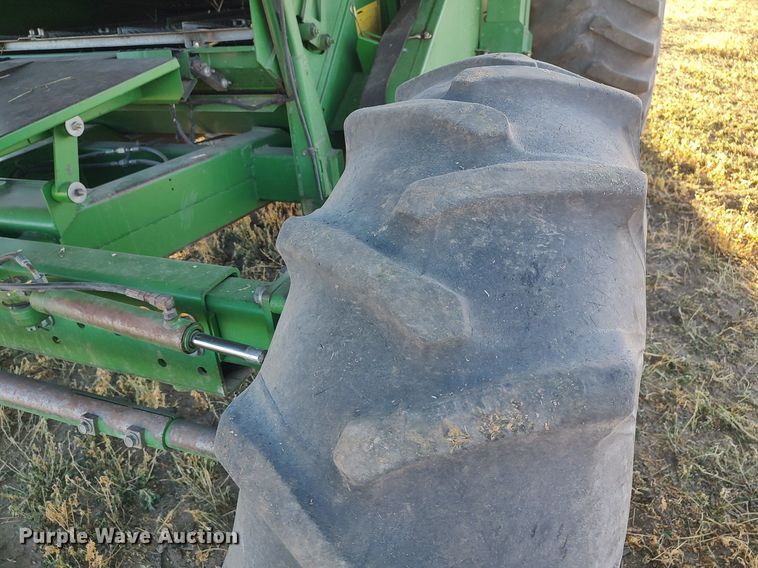 image for item DO3687 1990 John Deere 9400  combine