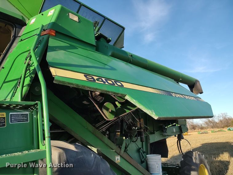 image for item DO3687 1990 John Deere 9400  combine