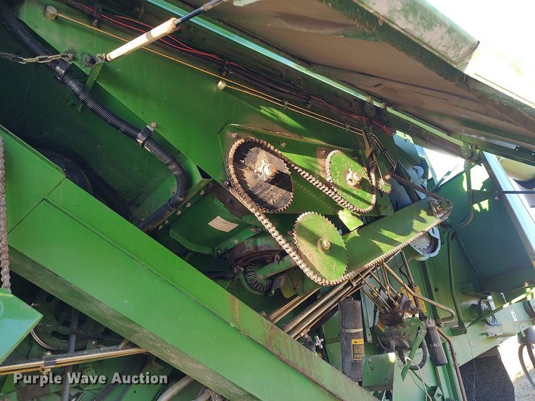 image for item DO3687 1990 John Deere 9400  combine