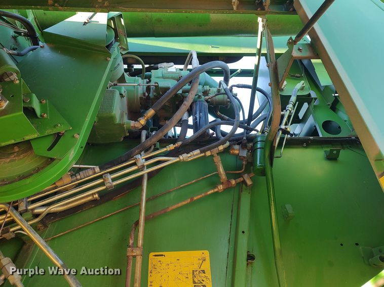 image for item DO3687 1990 John Deere 9400  combine