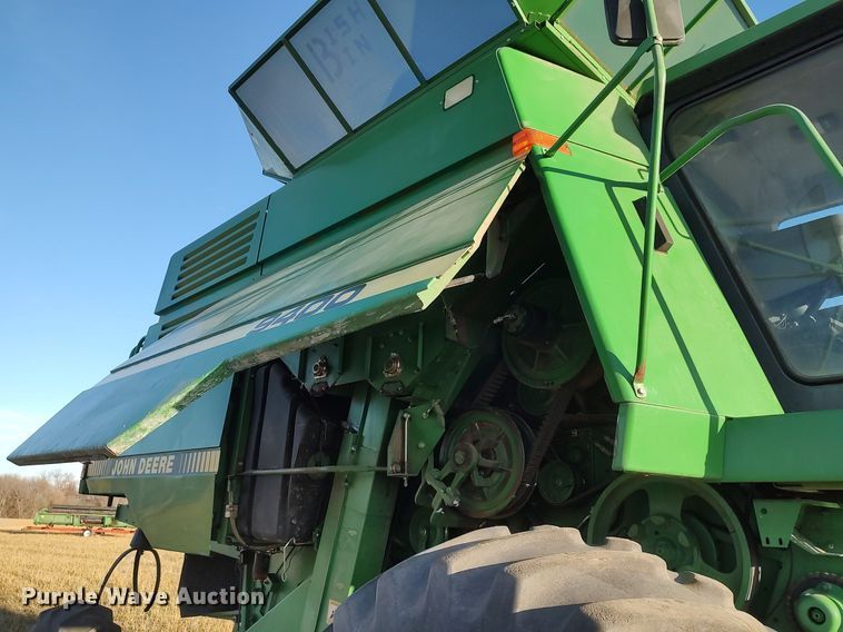 image for item DO3687 1990 John Deere 9400  combine