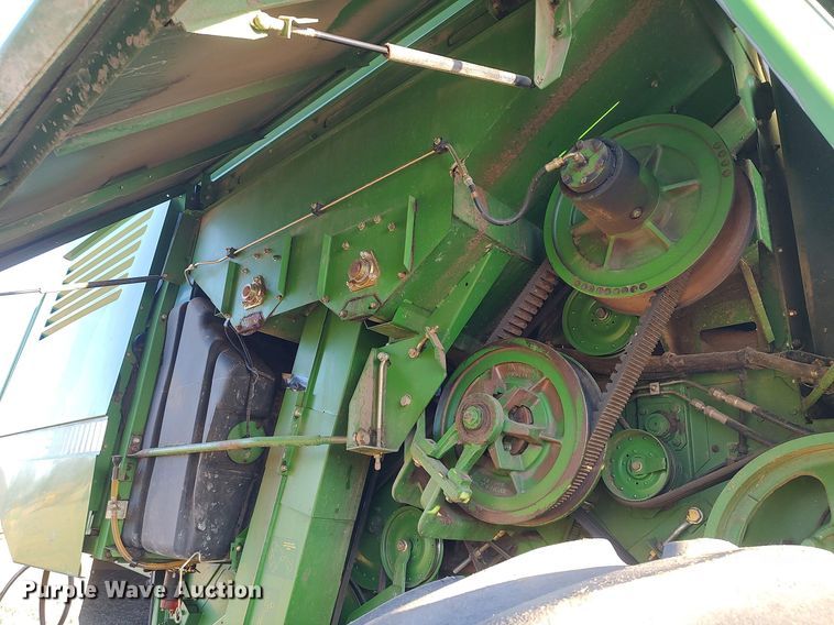 image for item DO3687 1990 John Deere 9400  combine