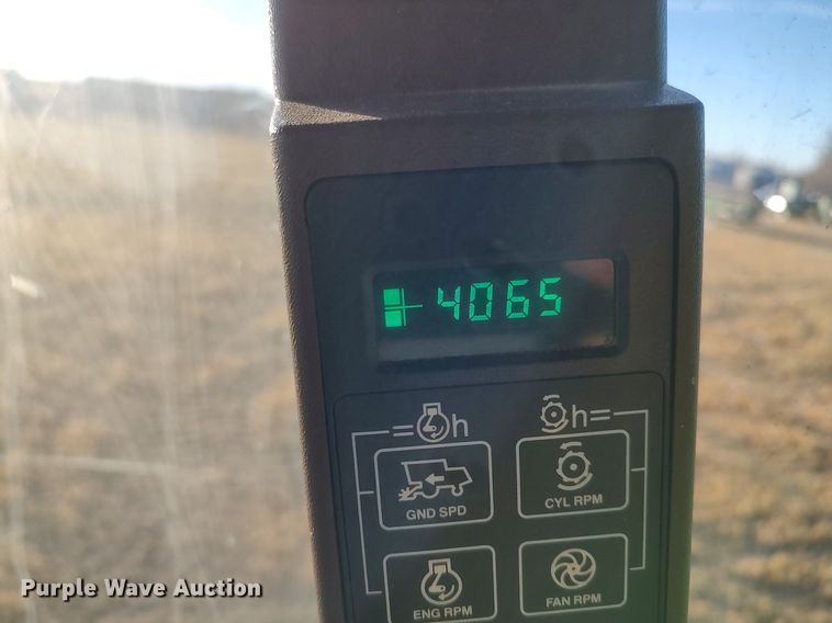 image for item DO3687 1990 John Deere 9400  combine