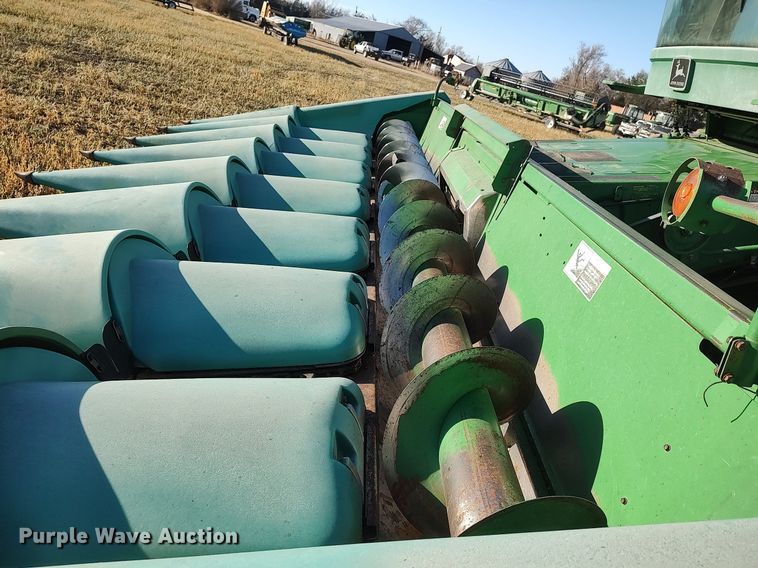 image for item DO3688 1995 John Deere 893  corn head