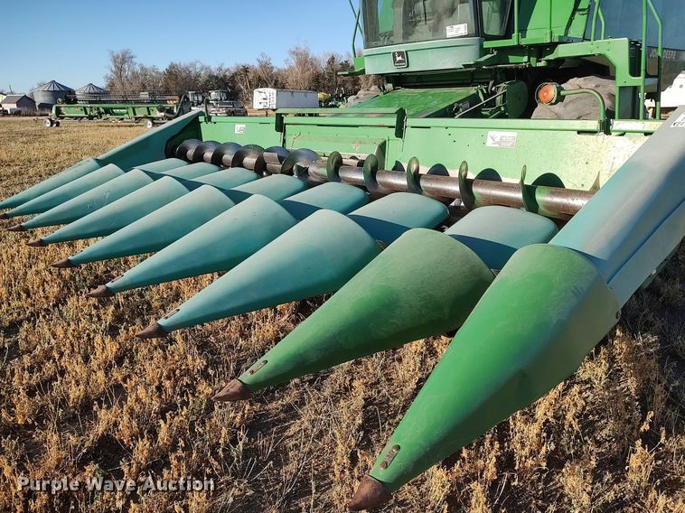 image for item DO3688 1995 John Deere 893  corn head