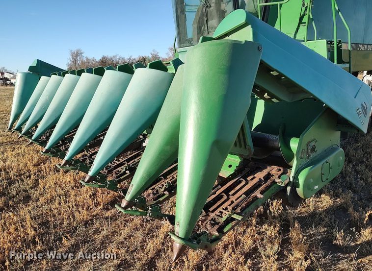 image for item DO3688 1995 John Deere 893  corn head