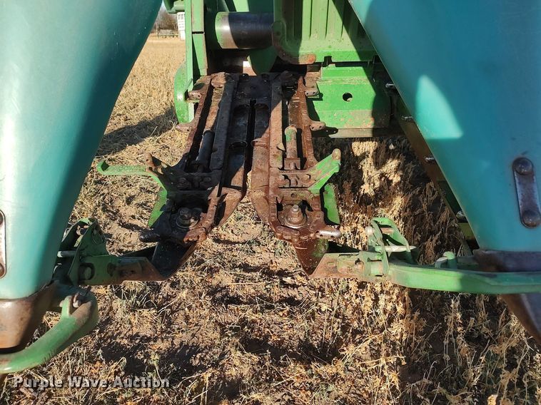 image for item DO3688 1995 John Deere 893  corn head