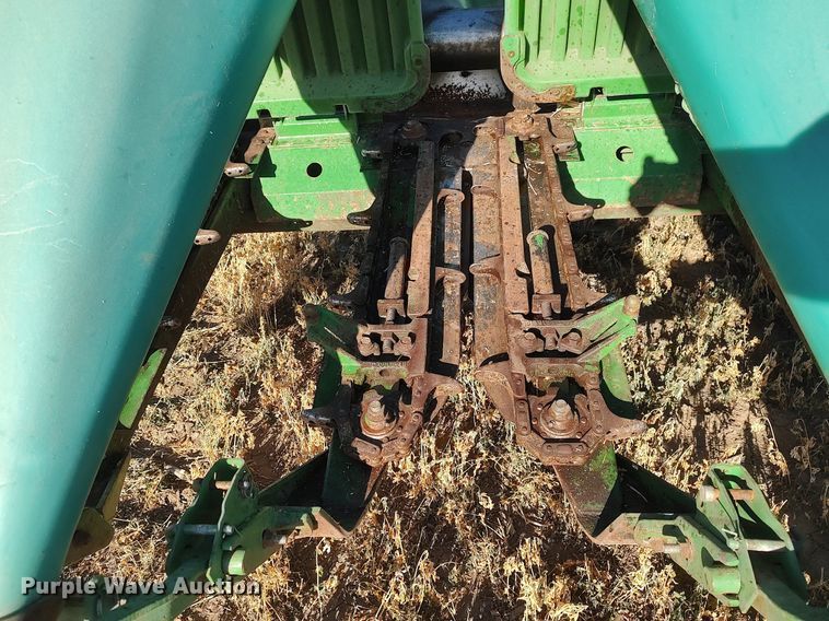 image for item DO3688 1995 John Deere 893  corn head