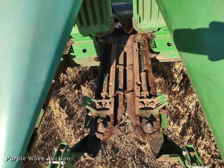 image for item DO3688 1995 John Deere 893  corn head