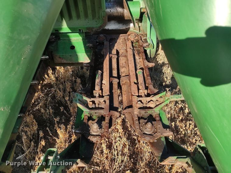 image for item DO3688 1995 John Deere 893  corn head