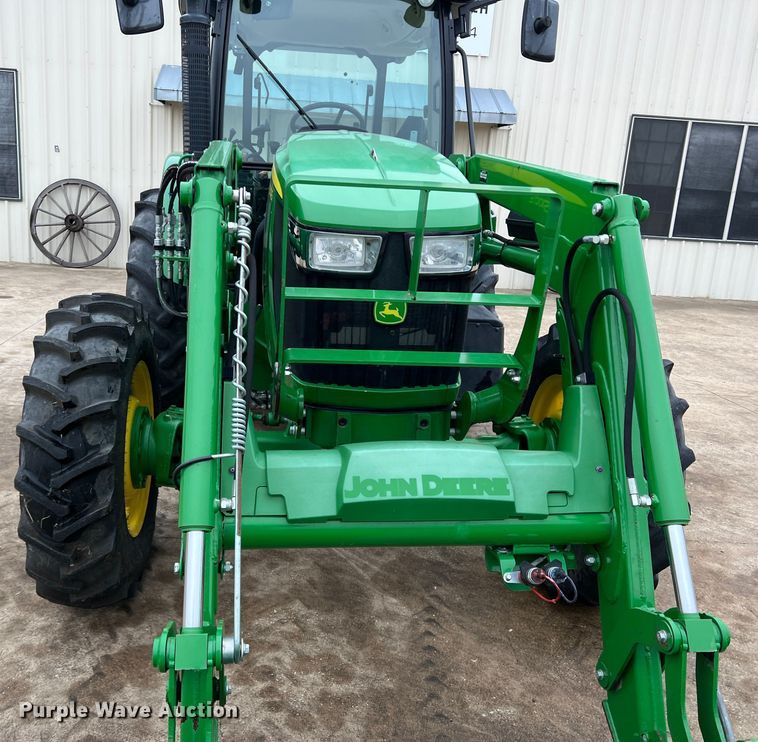 image for item DO8958 2017 John Deere 5100E  MFWD tractor