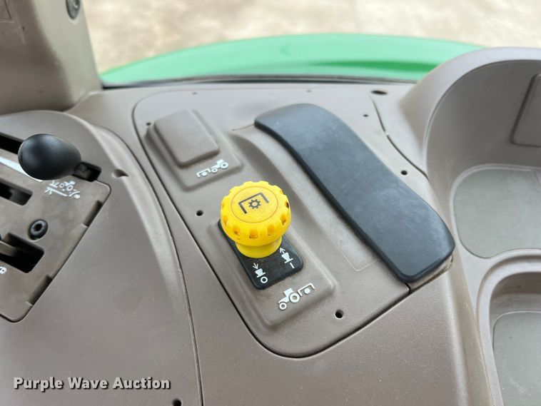 image for item DO8958 2017 John Deere 5100E  MFWD tractor