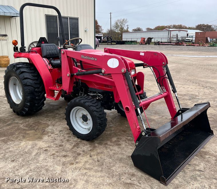 image for item DO8959 2011 Mahindra 2816  MFWD tractor
