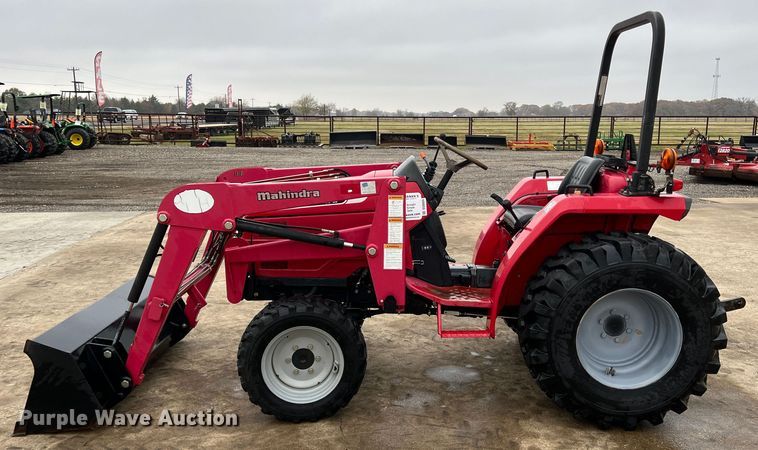 image for item DO8959 2011 Mahindra 2816  MFWD tractor