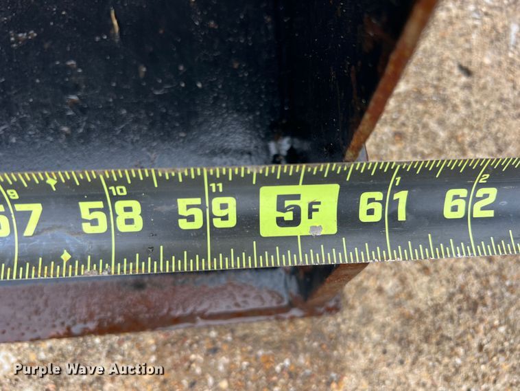 image for item DO8959 2011 Mahindra 2816  MFWD tractor