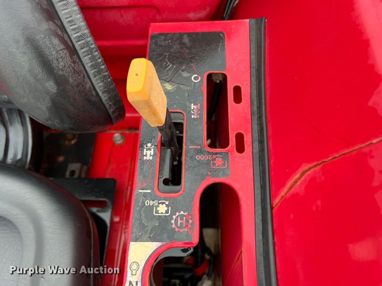 image for item DO8959 2011 Mahindra 2816  MFWD tractor