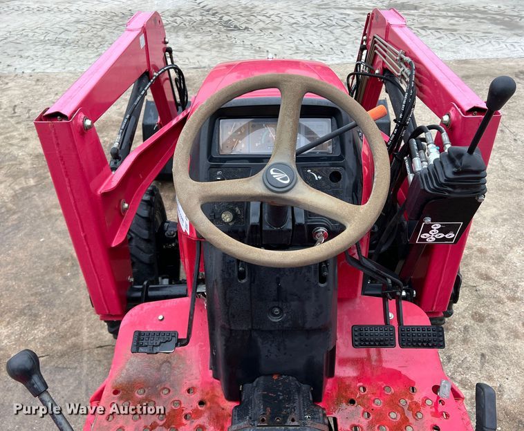 image for item DO8959 2011 Mahindra 2816  MFWD tractor