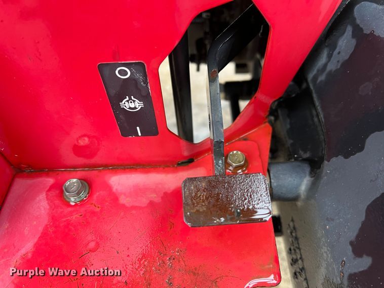 image for item DO8959 2011 Mahindra 2816  MFWD tractor