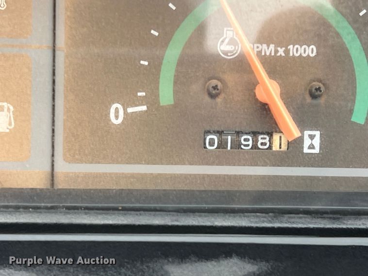 image for item DO8959 2011 Mahindra 2816  MFWD tractor