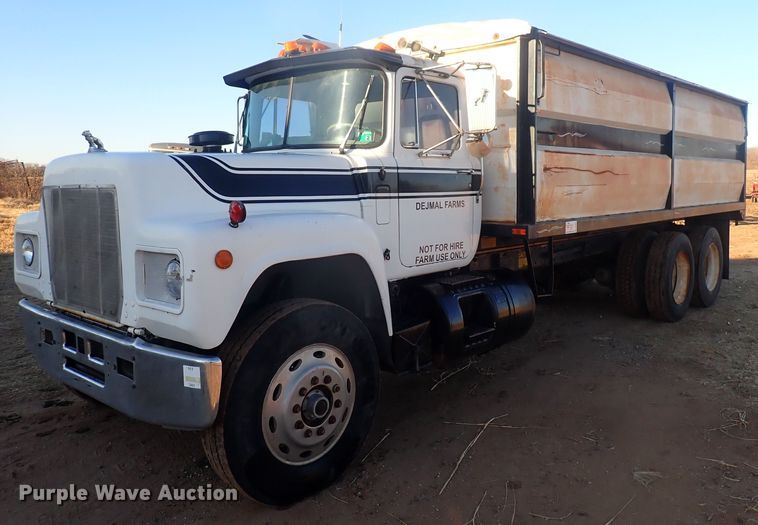 image for item DQ4983 1983 Mack R686ST  grain truck