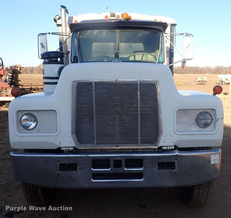 image for item DQ4983 1983 Mack R686ST  grain truck