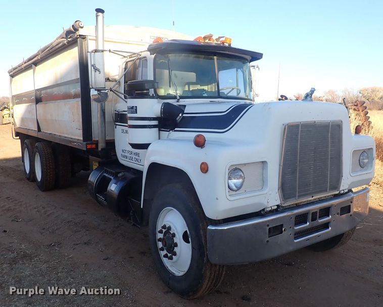 image for item DQ4983 1983 Mack R686ST  grain truck