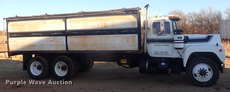 image for item DQ4983 1983 Mack R686ST  grain truck