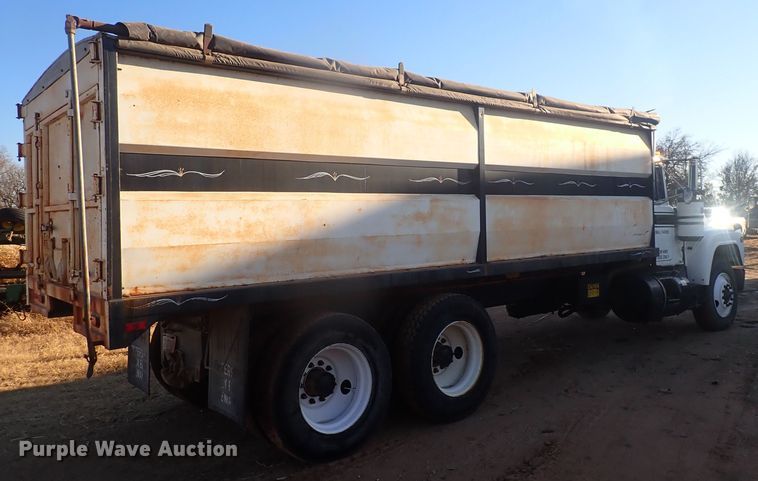 image for item DQ4983 1983 Mack R686ST  grain truck