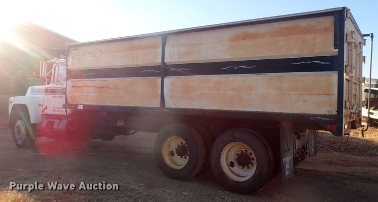 image for item DQ4983 1983 Mack R686ST  grain truck