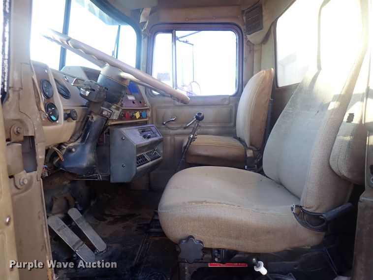 image for item DQ4983 1983 Mack R686ST  grain truck