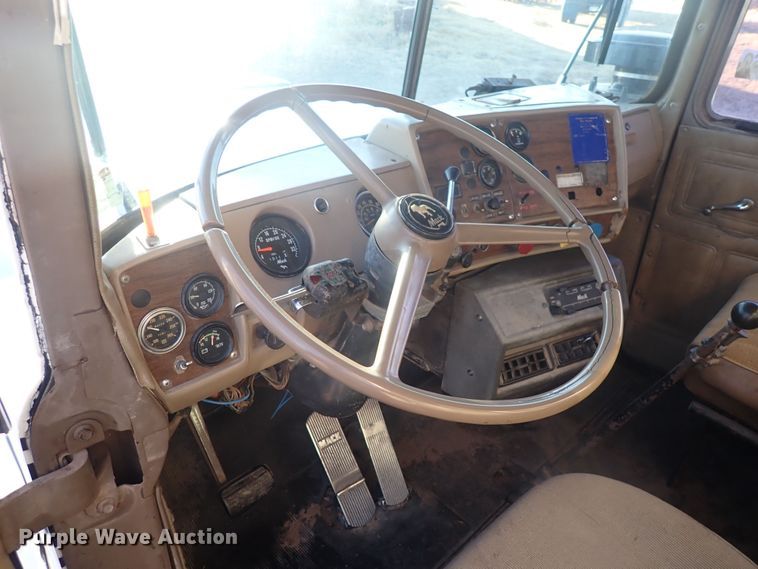 image for item DQ4983 1983 Mack R686ST  grain truck