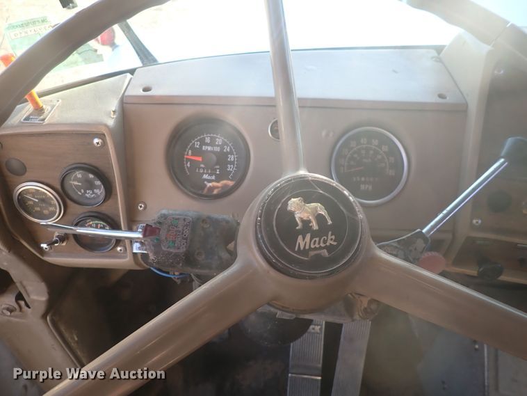 image for item DQ4983 1983 Mack R686ST  grain truck