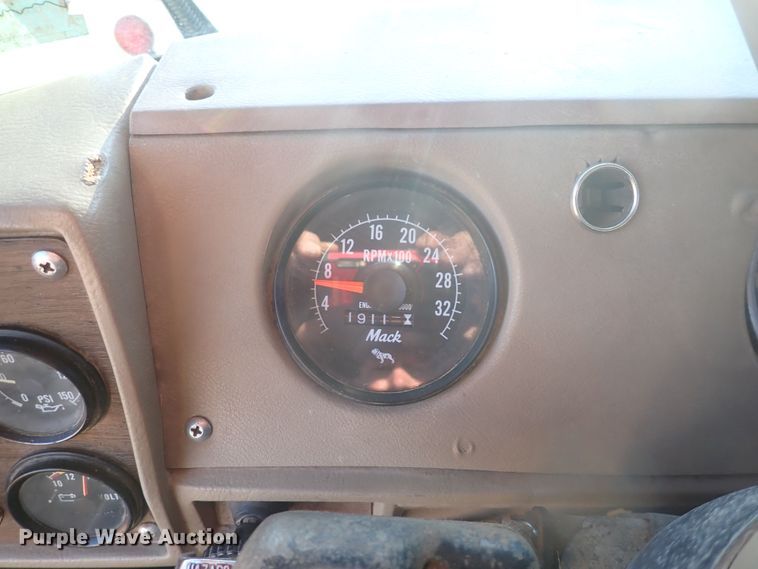 image for item DQ4983 1983 Mack R686ST  grain truck