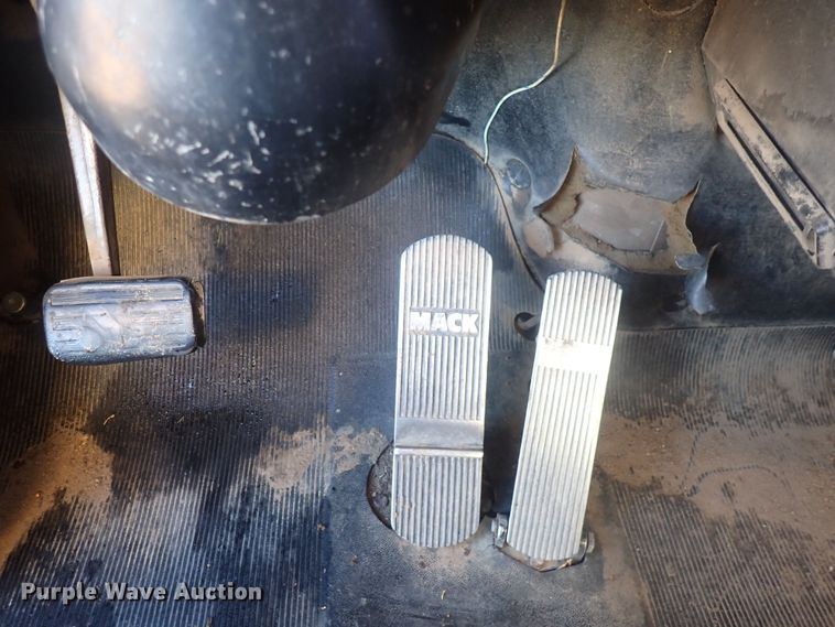 image for item DQ4983 1983 Mack R686ST  grain truck