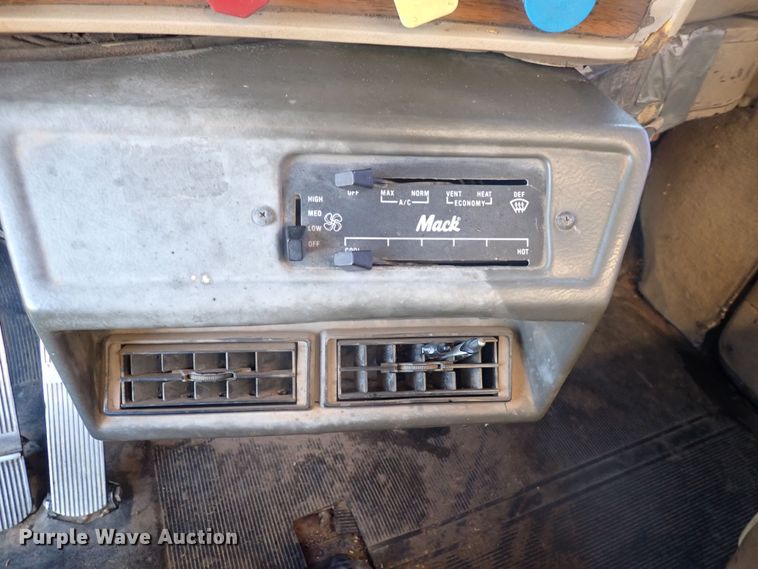 image for item DQ4983 1983 Mack R686ST  grain truck