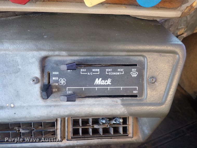 image for item DQ4983 1983 Mack R686ST  grain truck