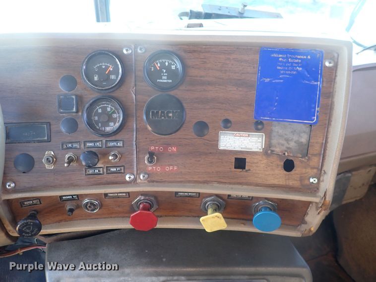 image for item DQ4983 1983 Mack R686ST  grain truck