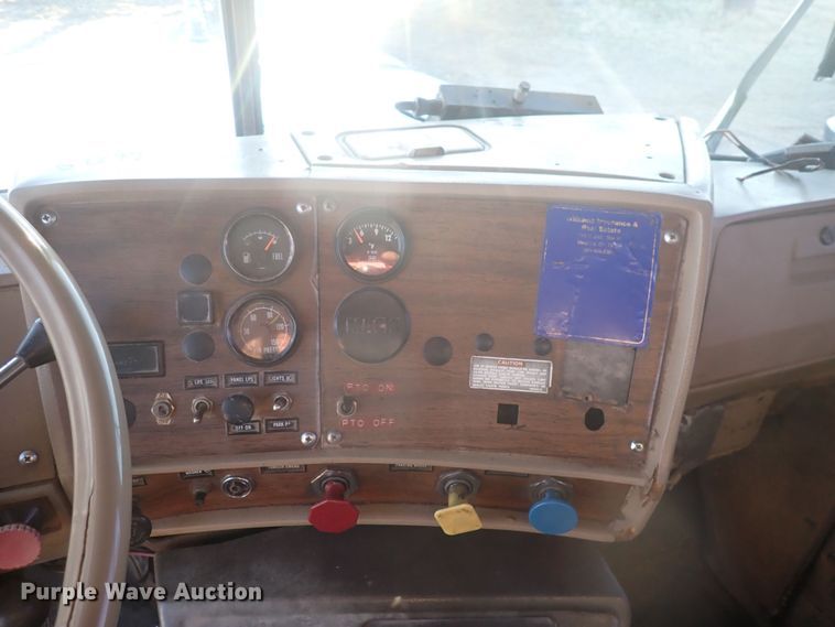 image for item DQ4983 1983 Mack R686ST  grain truck