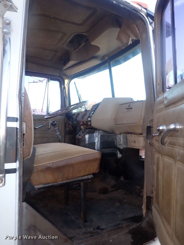 image for item DQ4983 1983 Mack R686ST  grain truck