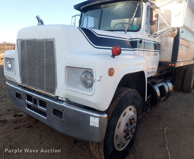 image for item DQ4983 1983 Mack R686ST  grain truck