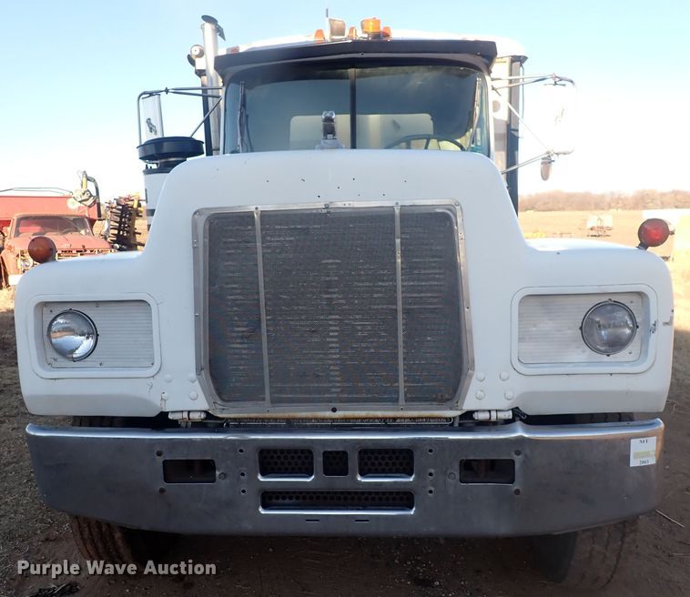 image for item DQ4983 1983 Mack R686ST  grain truck