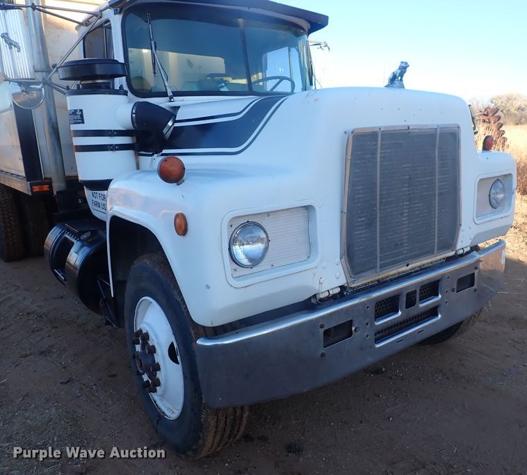 image for item DQ4983 1983 Mack R686ST  grain truck