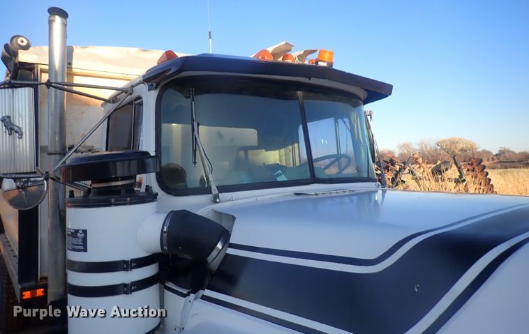 image for item DQ4983 1983 Mack R686ST  grain truck