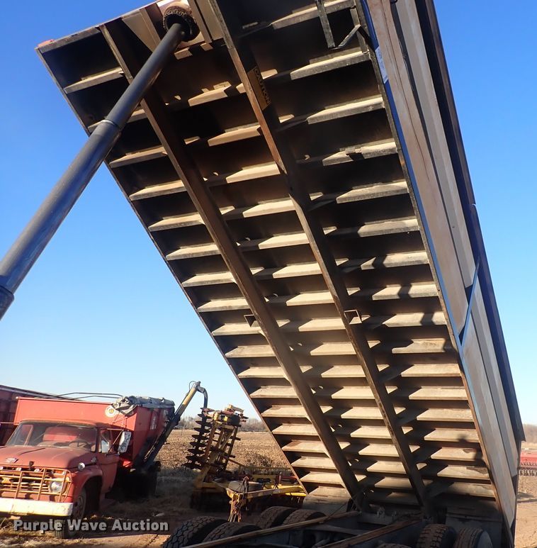 image for item DQ4983 1983 Mack R686ST  grain truck