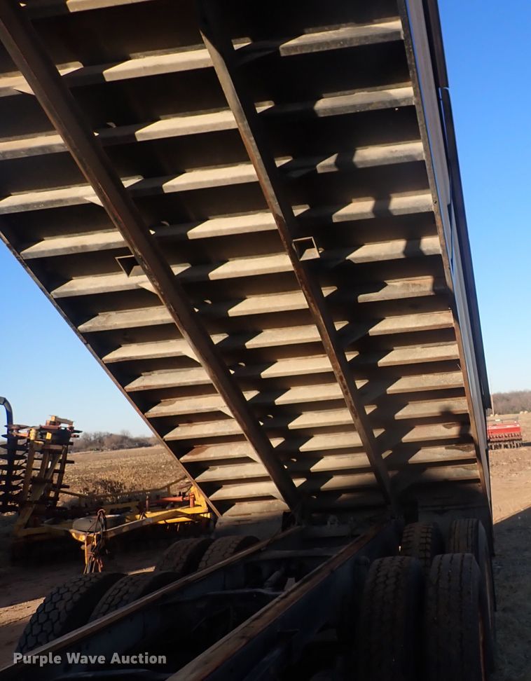 image for item DQ4983 1983 Mack R686ST  grain truck