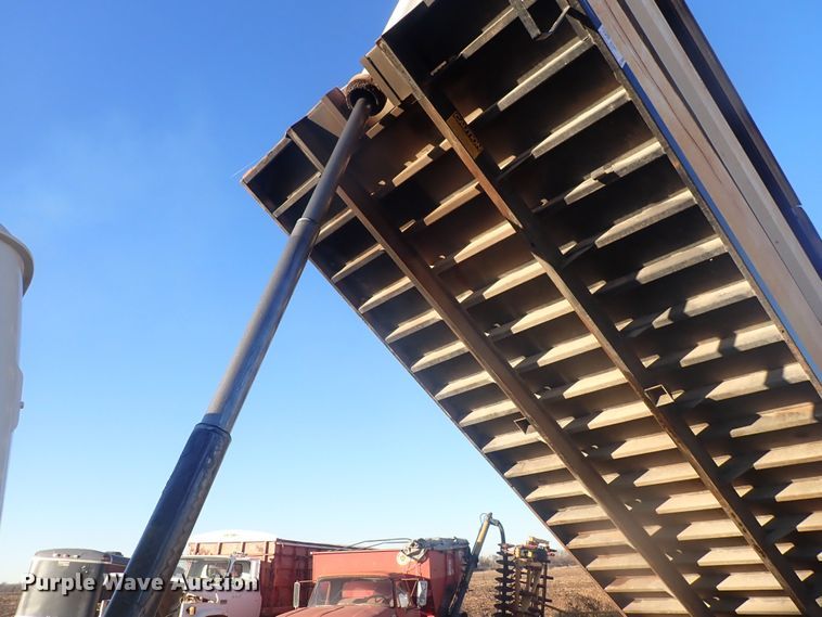 image for item DQ4983 1983 Mack R686ST  grain truck