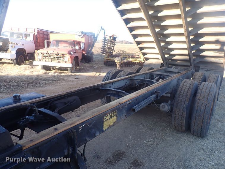 image for item DQ4983 1983 Mack R686ST  grain truck