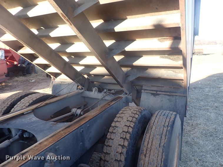 image for item DQ4983 1983 Mack R686ST  grain truck