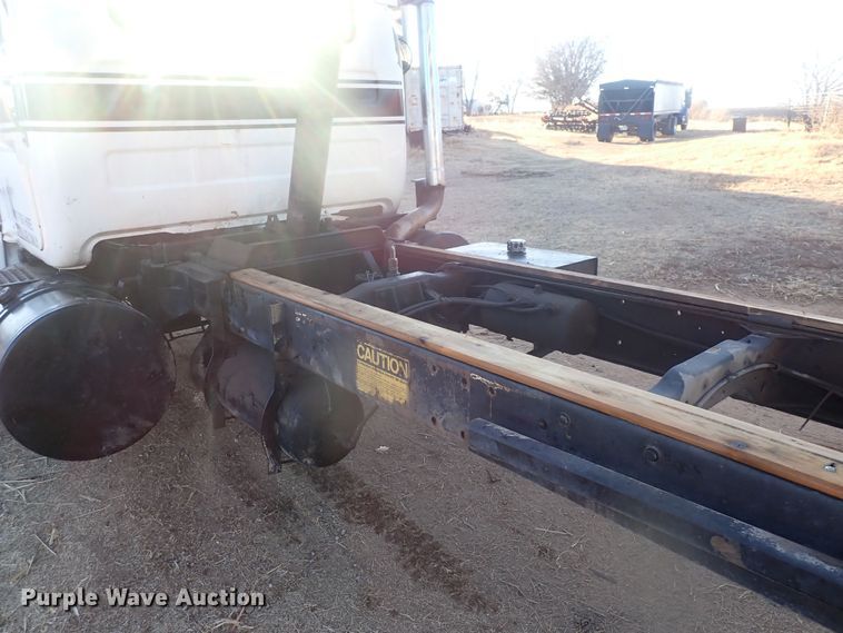 image for item DQ4983 1983 Mack R686ST  grain truck